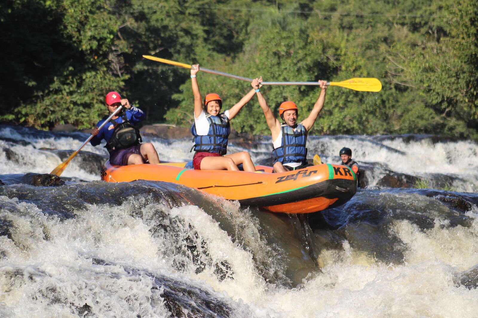 Bote comemorando após passar a corredeira