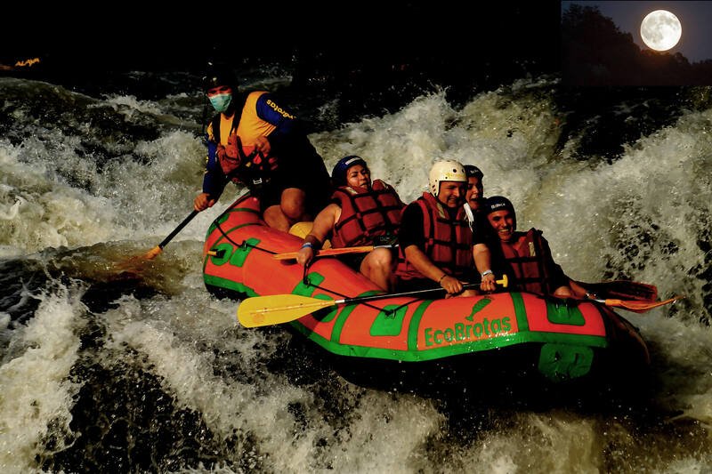 Rafting à noite sob a luz da lua